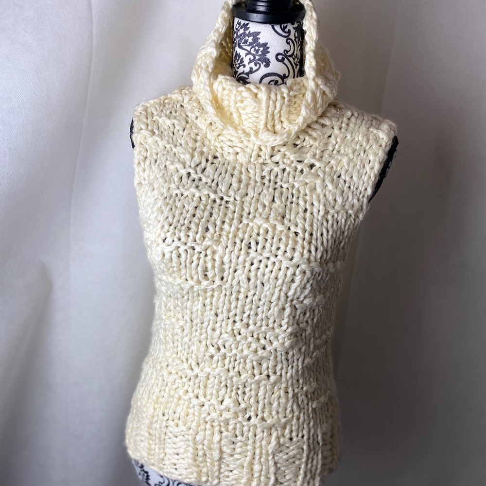BCBG Super chunky knit sleeveless cowl neck top. - Picture 1 of 8